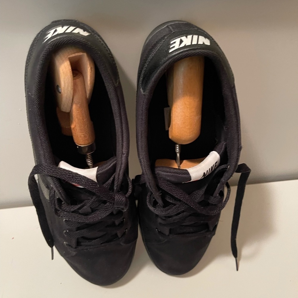 Nikes very nice and  simple sneaker with black logo in two sides - Picture 9 of 16
